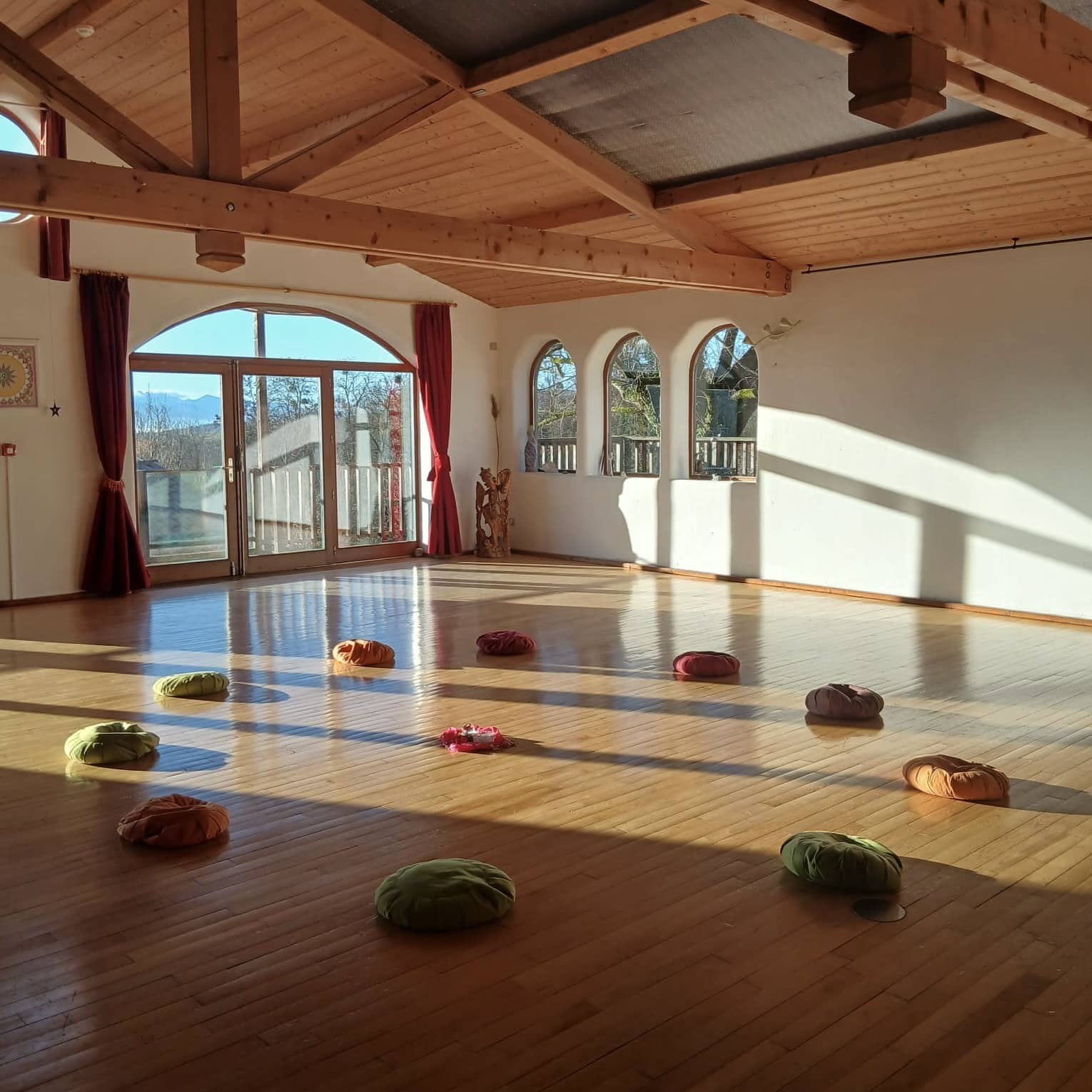 Tapis de yoga et zafu dans un magnifique dojo en bois, pour une retraite de yoga du cachemire. Photo en noir et blanc.