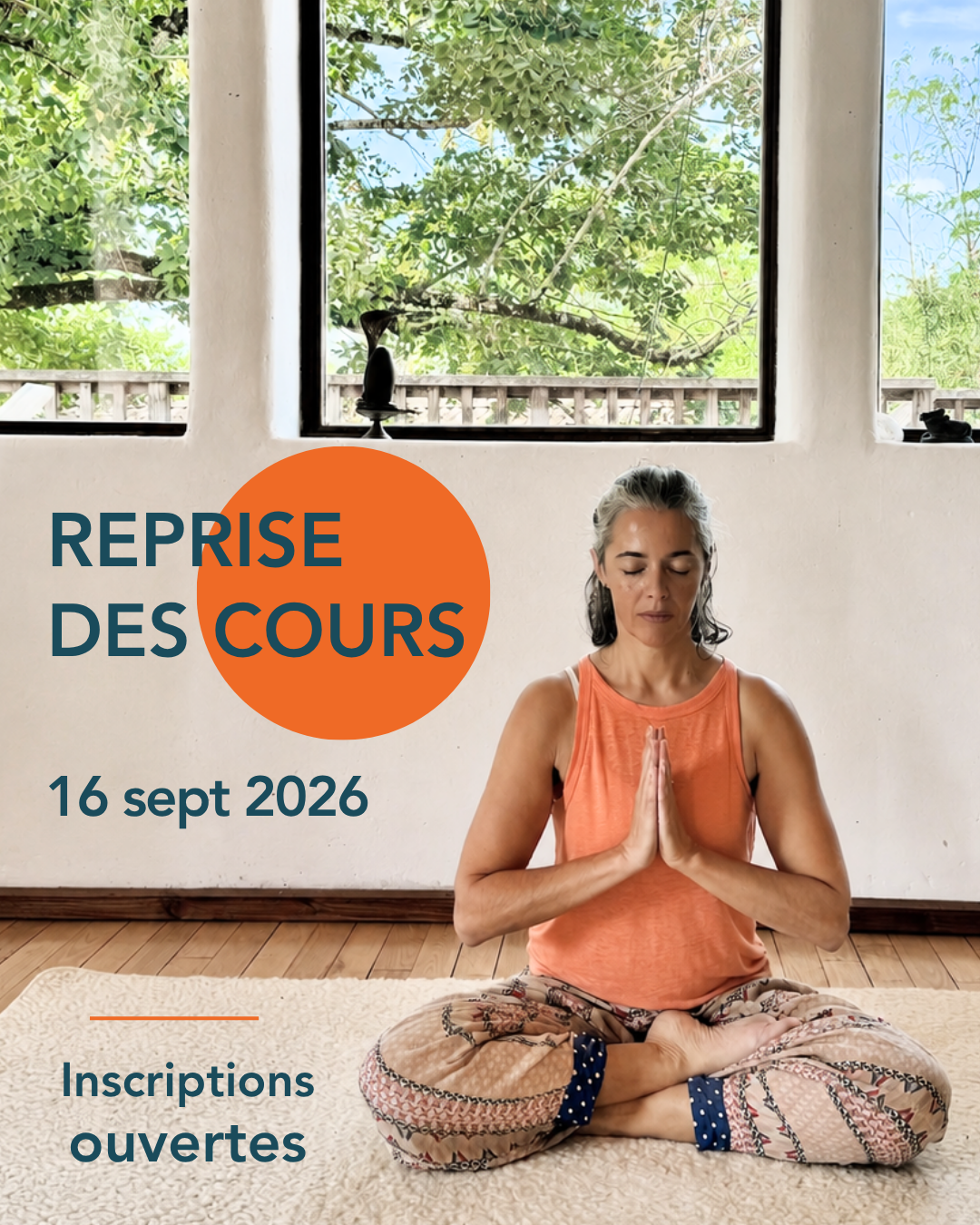 REPRISE DES COURS Scylia assise en sidhasana, explorant une torsion vers la gauche. Yoga du cachemire selon l'enseignement de Jean Klein et transmis par Eric Baret.