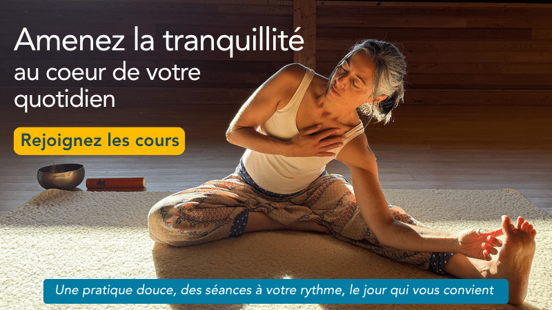 rejoignez les cours Scylia assise en sidhasana, explorant une torsion vers la gauche. Yoga du cachemire selon l'enseignement de Jean Klein et transmis par Eric Baret.